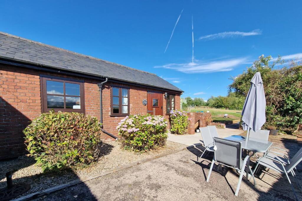 Swallows Nest Guest House - With Hot Tub Abergavenny Exteriör bild