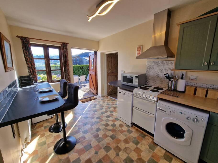 Swallows Nest Guest House - With Hot Tub Abergavenny Exteriör bild