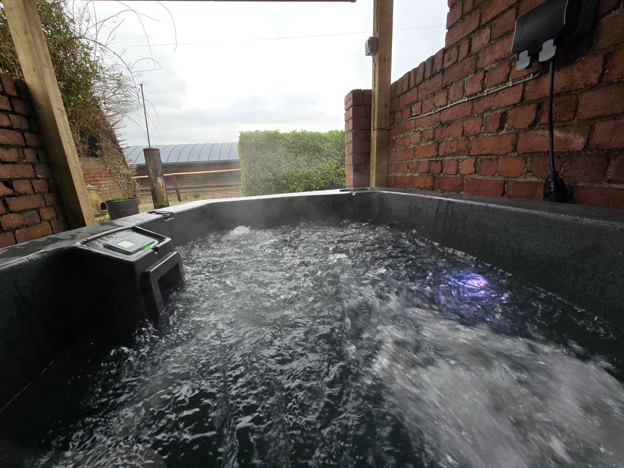 Swallows Nest Guest House - With Hot Tub Abergavenny Exteriör bild
